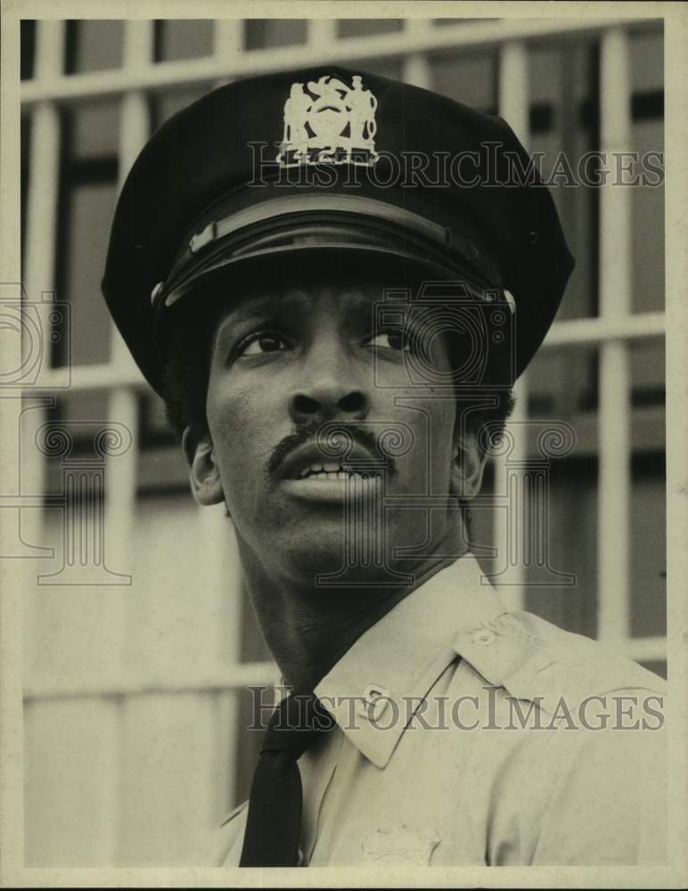 Press Photo Dorian Harewood, Actor in closeup portraying Officer - Historic Images