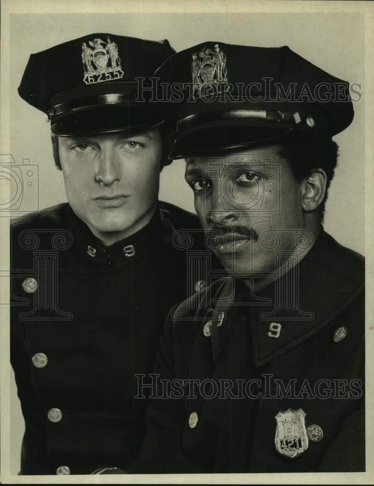 Press Photo Dorian Harewood, Actor in closeup portraying Officer with co-star - Historic Images