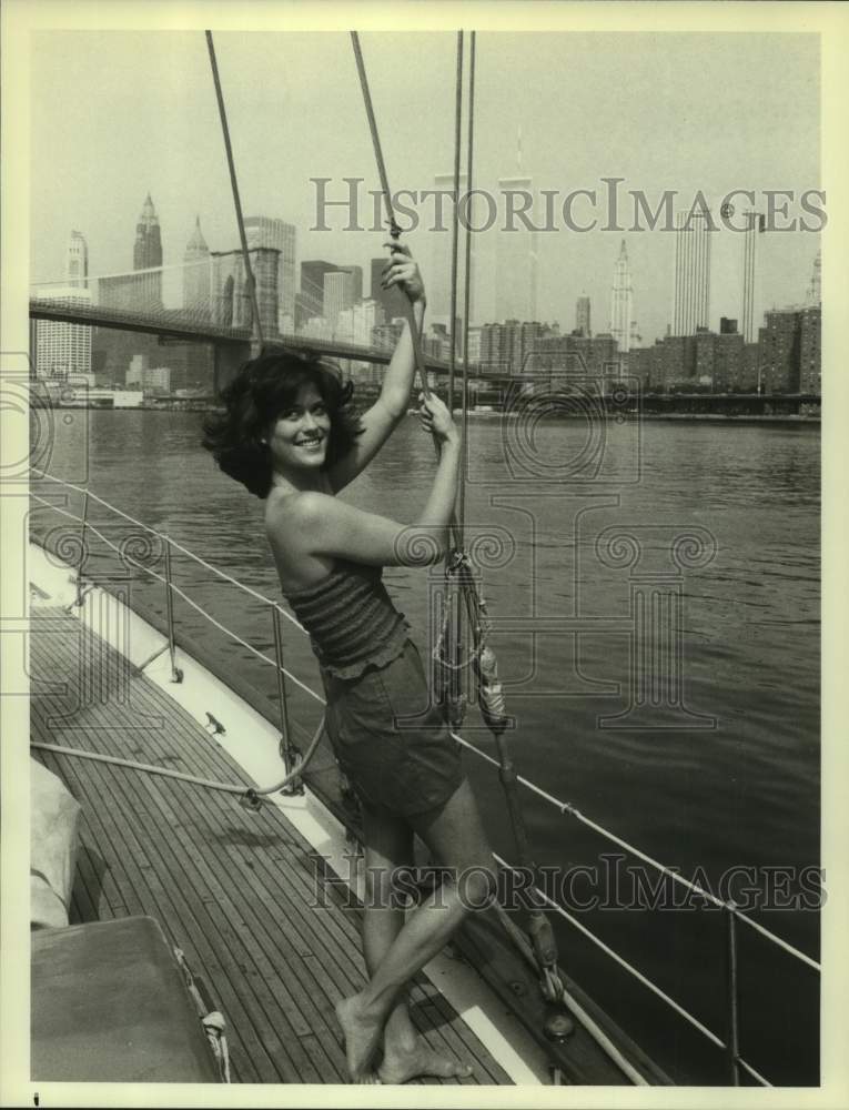 1981 Press Photo Actress Pam Long on sailing yacht in New York Harbor- Historic Images