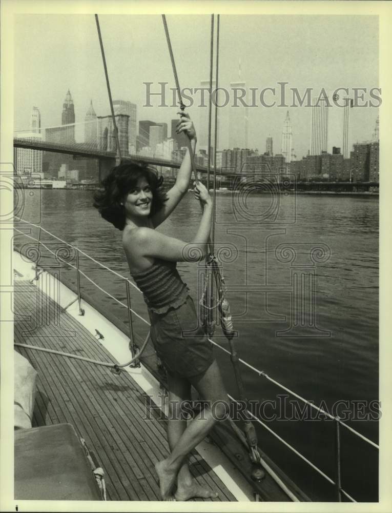 1981 Press Photo Actress Pam Long on sailing yacht in New York Harbor- Historic Images