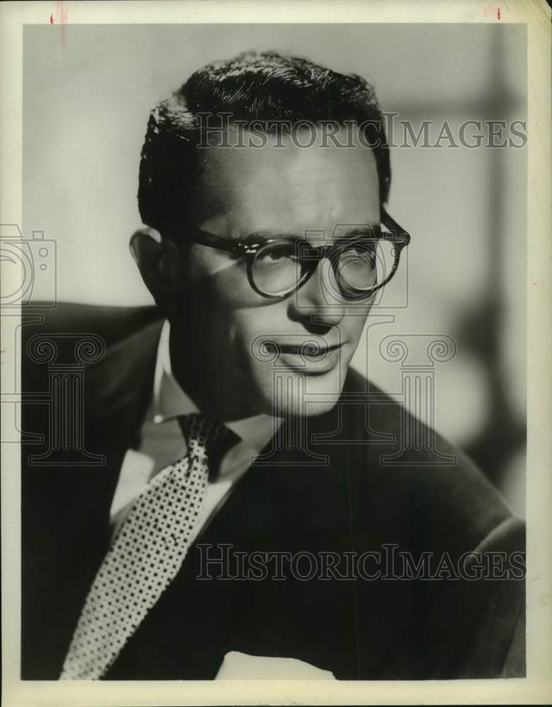 1958 Press Photo Robert Q. Lewis in &quot;Masquerade Party&quot; on CBS Television Network - Historic Images