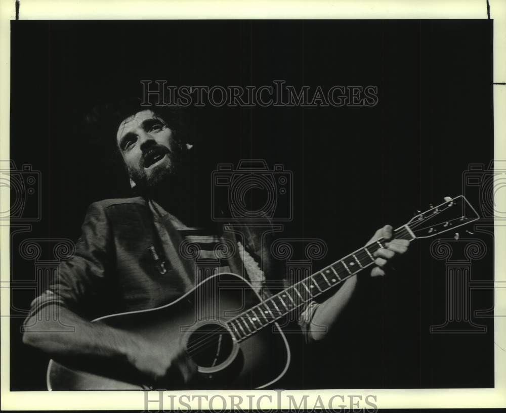 1982 Press Photo Musician Kenny Loggins performs at the Majestic Theater- Historic Images