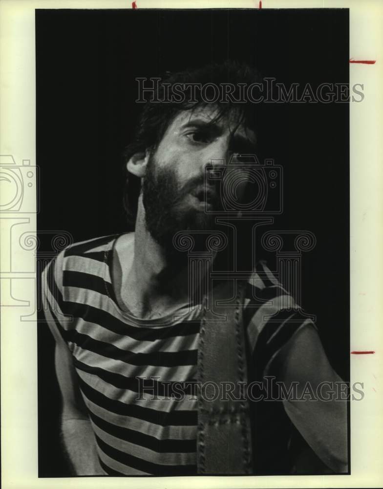 1982 Press Photo Kenny Loggins performs at Majestic Theater in closeup- Historic Images