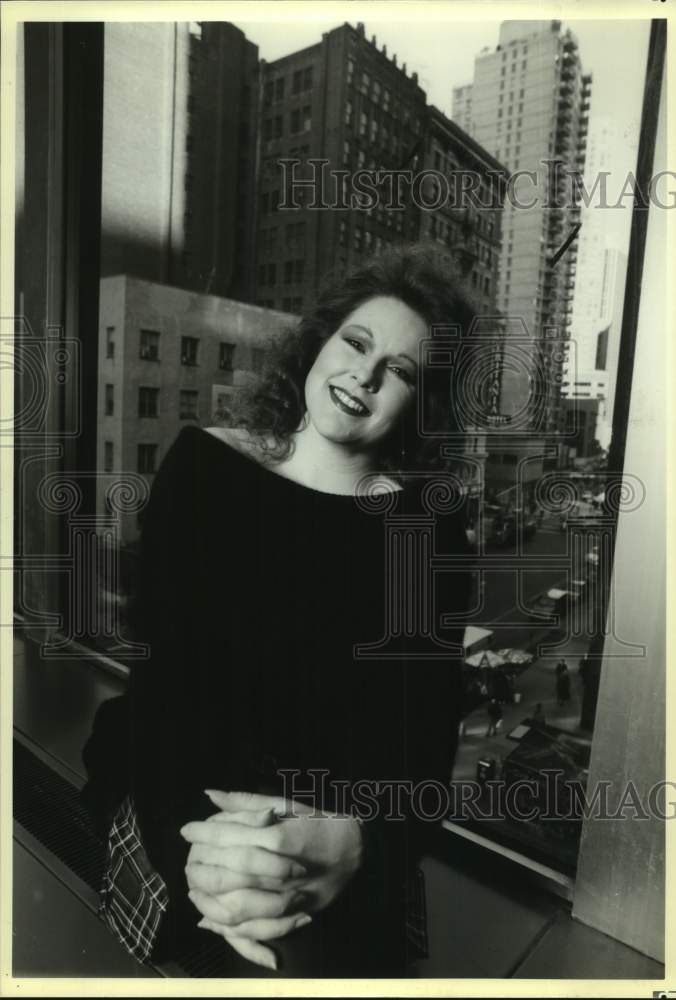 1992 Press Photo Kim Criswell, Recording Star at EMI-Angel Offices in New York- Historic Images