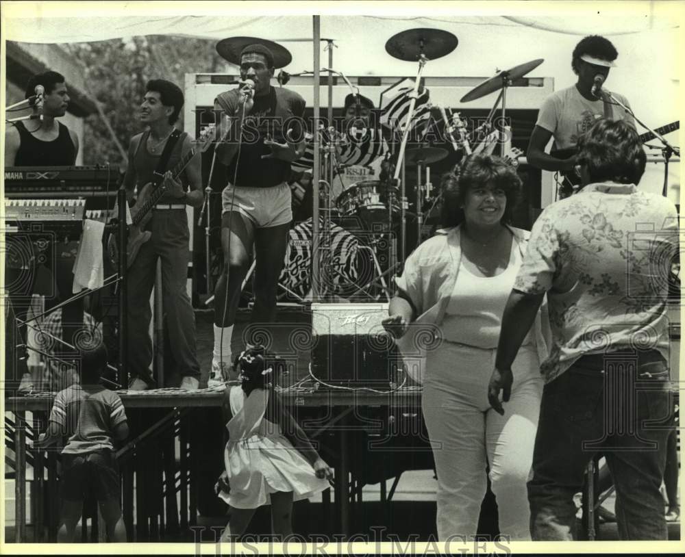 1986 Press Photo Revelers dance to rock and roll band La Franz at El Mercado- Historic Images