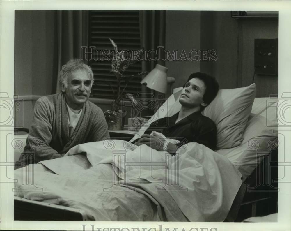 1977 Press Photo Actors Billy Crystal, Harold Gould in "Soap" on ABC Television- Historic Images