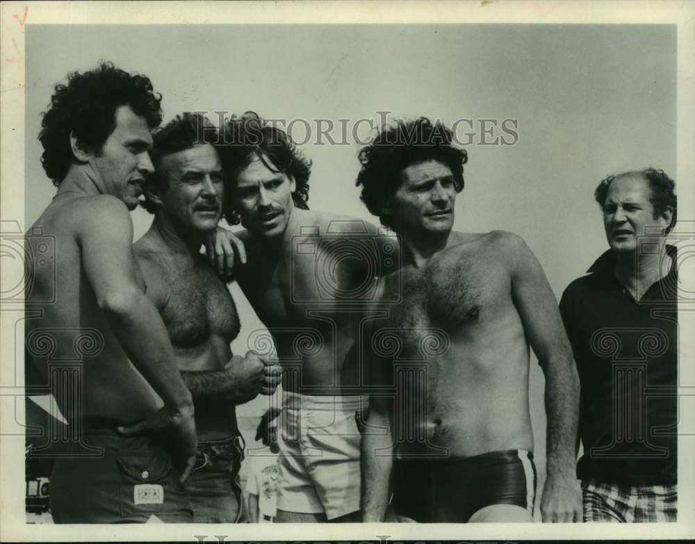 Press Photo Actors Billy Crystal and Robert Conrad with co-stars in scene - Historic Images