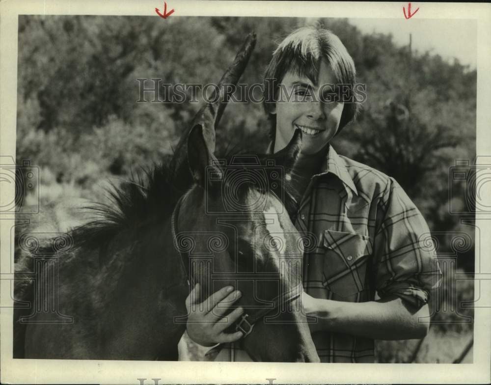 1977 Press Photo Actor Ike Eisenmann with Colt on &quot;The Winged Colt&quot; on ABC TV- Historic Images