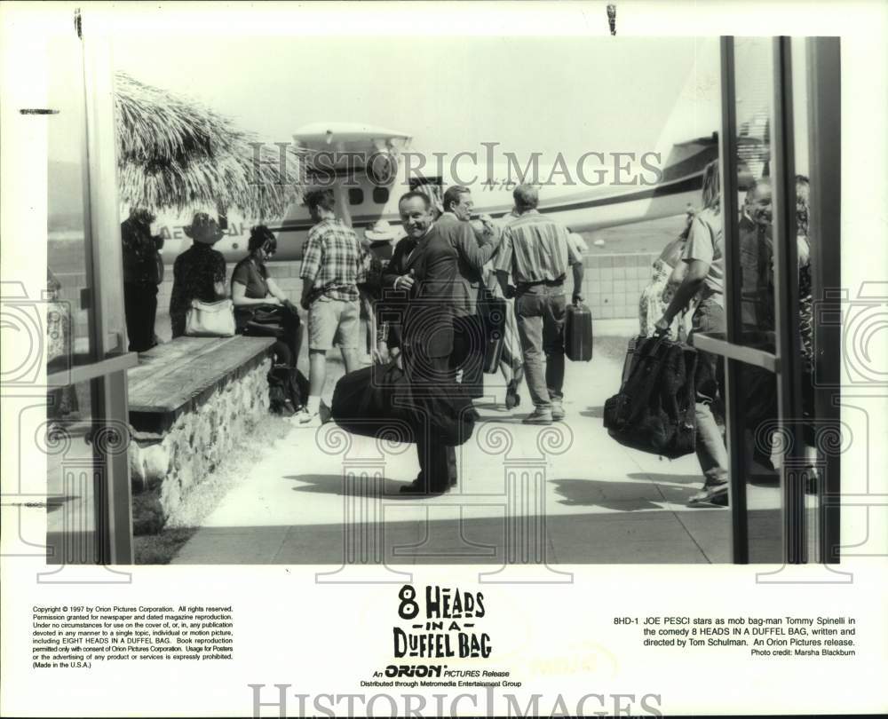 1997 Press Photo Actor Joe Pesci in scene from &quot;8 Heads in a Duffel Bag&quot;- Historic Images