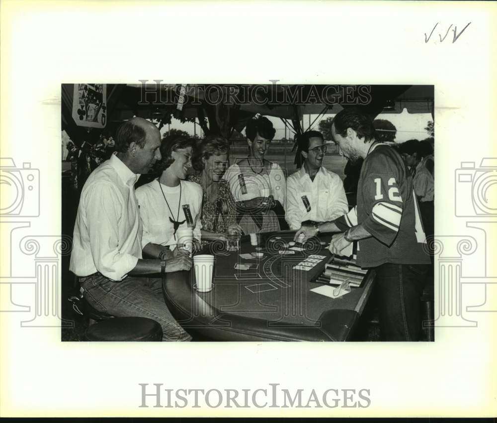 1987 Press Photo Lee Greenwood plays blackjack at Cattle Baron's Gala Event- Historic Images
