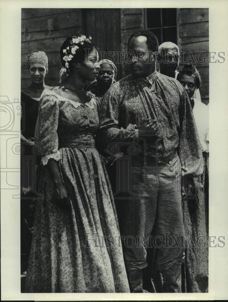 1977 Press Photo Actors Madge Sinclair, John Amos in &quot;Roots&quot; on ABC Television- Historic Images