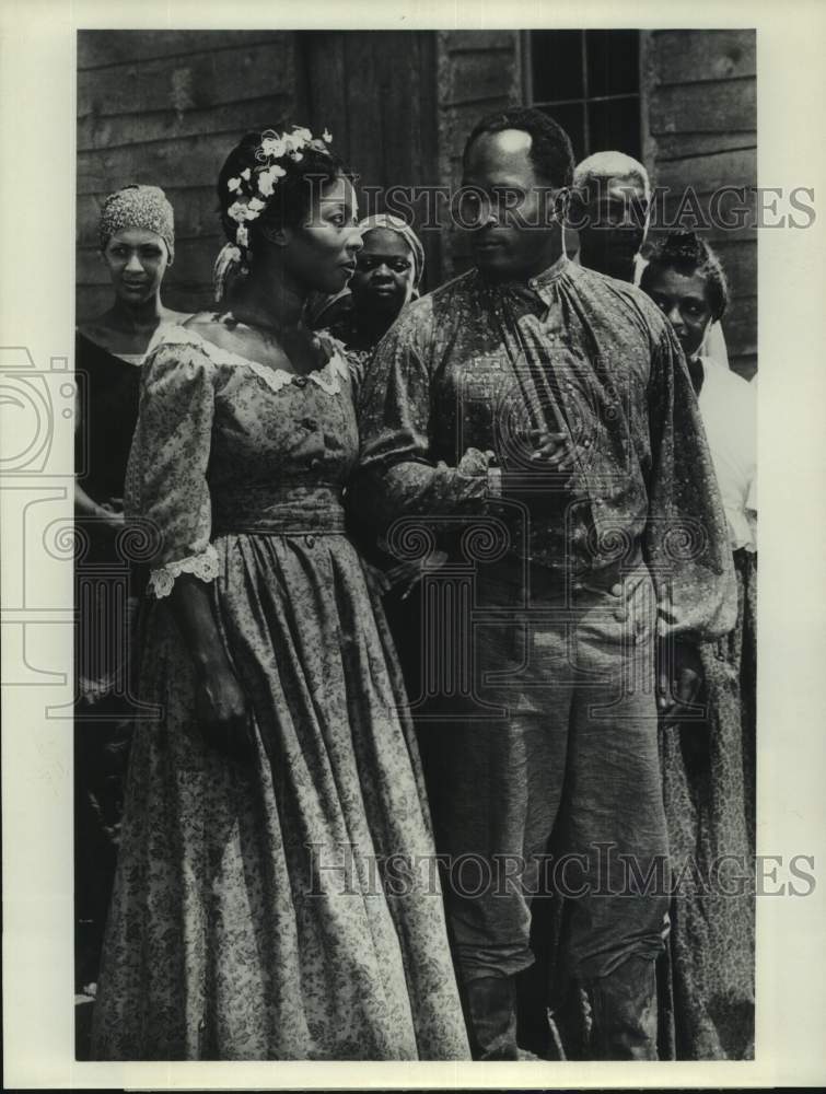 1977 Press Photo Actors Madge Sinclair, John Amos in "Roots" on ABC Television- Historic Images