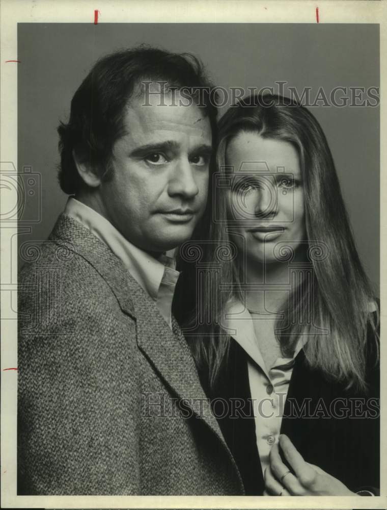 1977 Press Photo Actors Lou Antonio and Kim Basinger in &quot;Dog and Cat&quot; on ABC TV- Historic Images