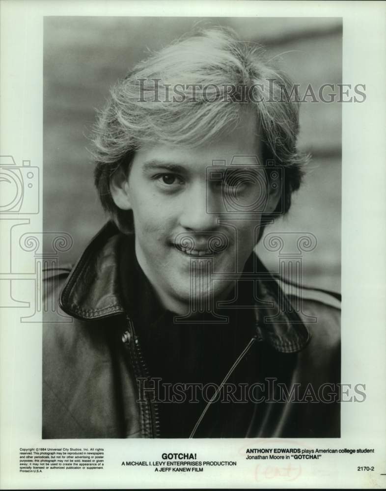 1984 Press Photo Actor Anthony Edwards in "Gotcha!" Movie Scene - sap22365- Historic Images
