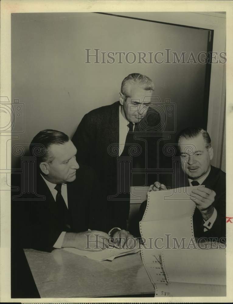 1962 Press Photo Ron Cochran with Hosts on Election Night on ABC Television - Historic Images