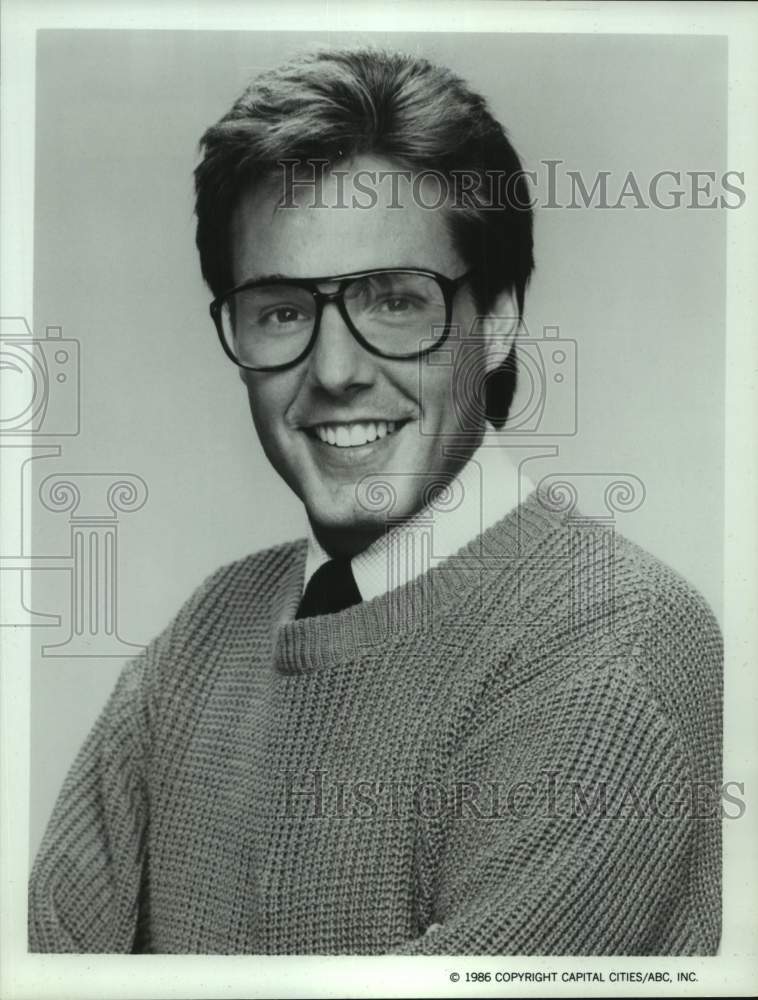 1986 Press Photo Actor Larry Anderson in "Life With Lucy" on ABC Television- Historic Images