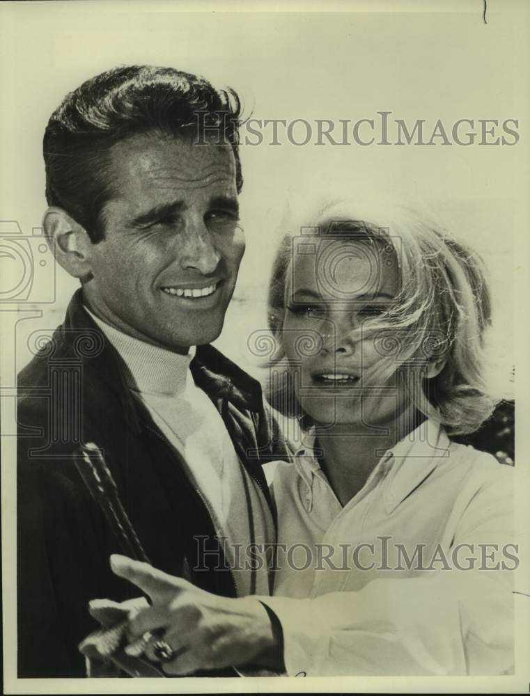 1967 Press Photo Actors James Douglas and Gina Rowlands in Scene - Historic Images