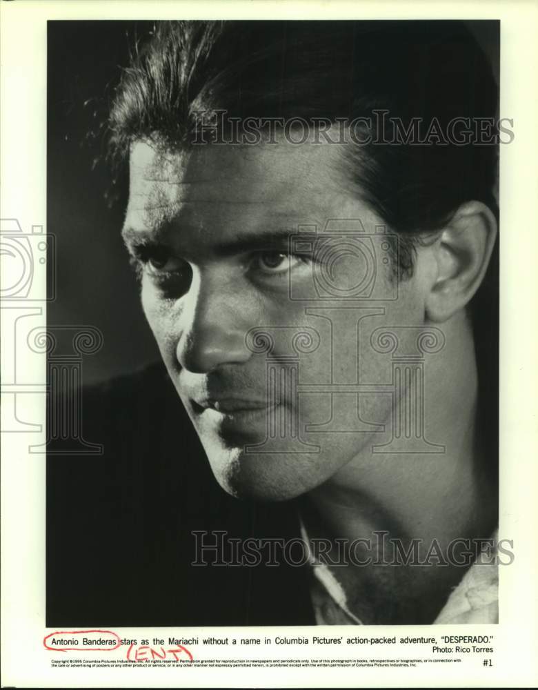 1995 Press Photo Actor Antonio Banderas in "Desperado" movie, Entertainer- Historic Images