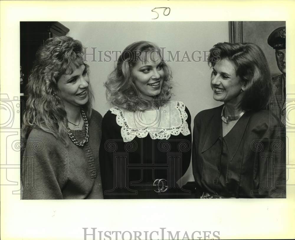 1986 Press Photo Attendees of the Mannequin Models Holiday Party at Home- Historic Images
