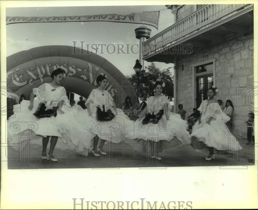 1988 Press Photo Dancers of Ballet Folklorico at La Villita La Feria Del Rio.- Historic Images