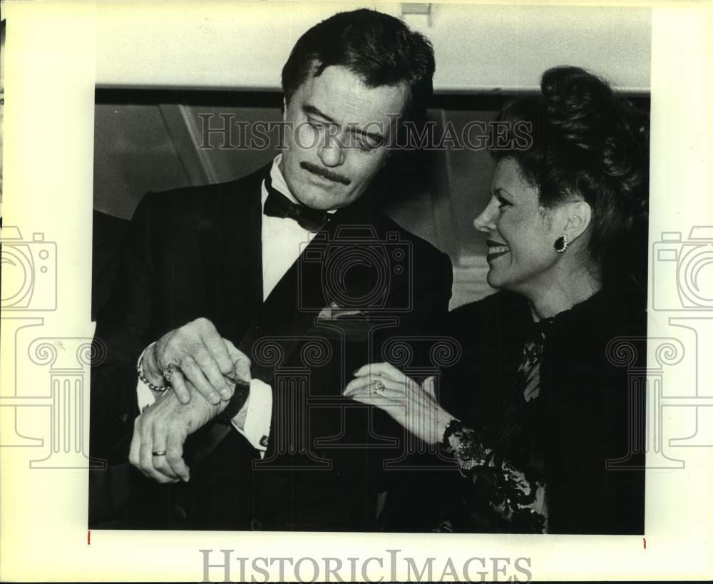 1985 Press Photo Singer Robert Goulet with wife Vira at New Year&#39;s Party - Historic Images