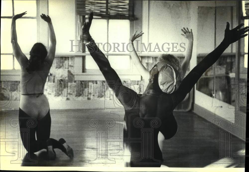 Press Photo Jazz Ballet Dancers in rehearsal at studio - Historic Images