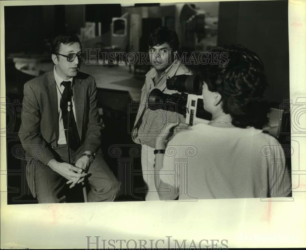 1984 Press Photo Darlene Griego films Richard McCracken interview at College - Historic Images