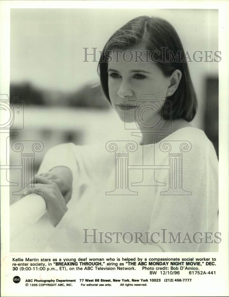 1996 Press Photo Actress Kellie Martin in &quot;Breaking Through&quot; on ABC Television - Historic Images