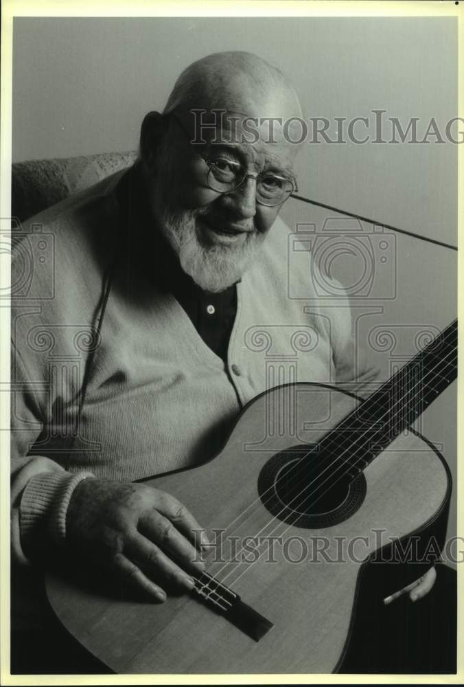 1993 Press Photo Singer Burl Ives with guitar in New York hotel before concert - Historic Images