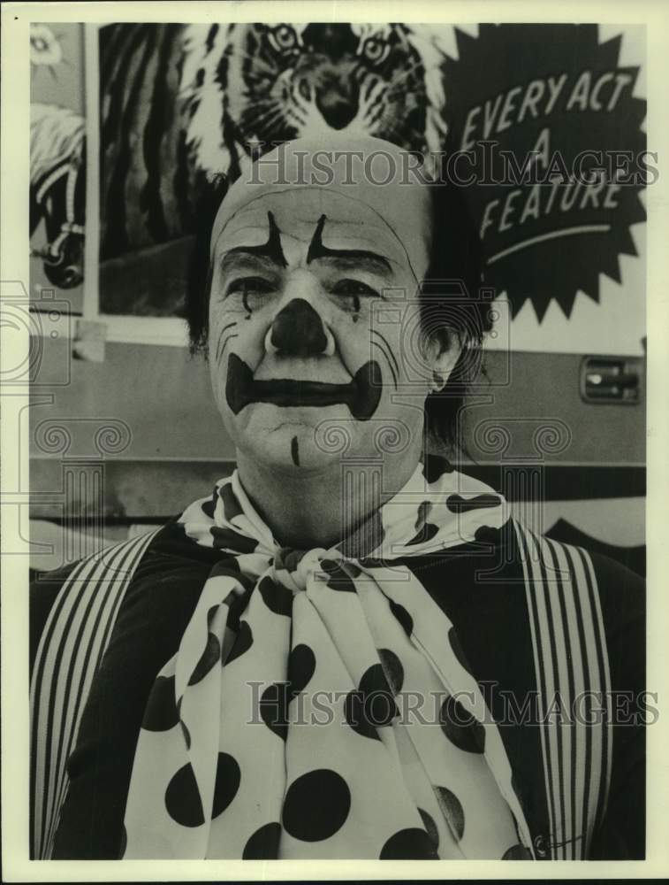 Press Photo Actor Karl Malden portrays clown in show closeup - Historic Images