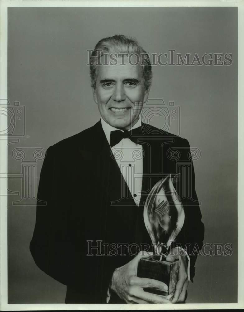 Press Photo Actor John Forsythe with award - Historic Images