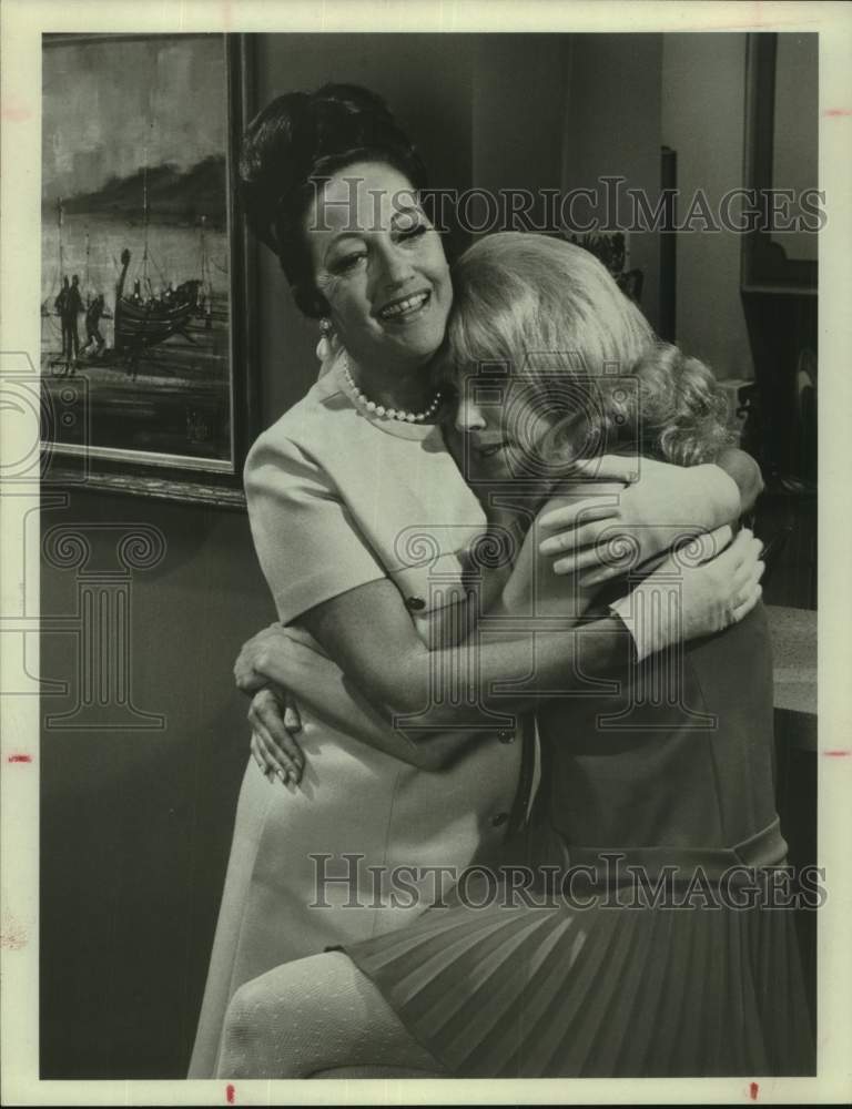 Press Photo Actresses Dorothy Lamour and Patricia Harty in embrace - Historic Images