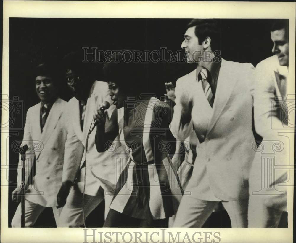 Press Photo Johnny Mann and The Johnny Mann Singers in closeup - Historic Images