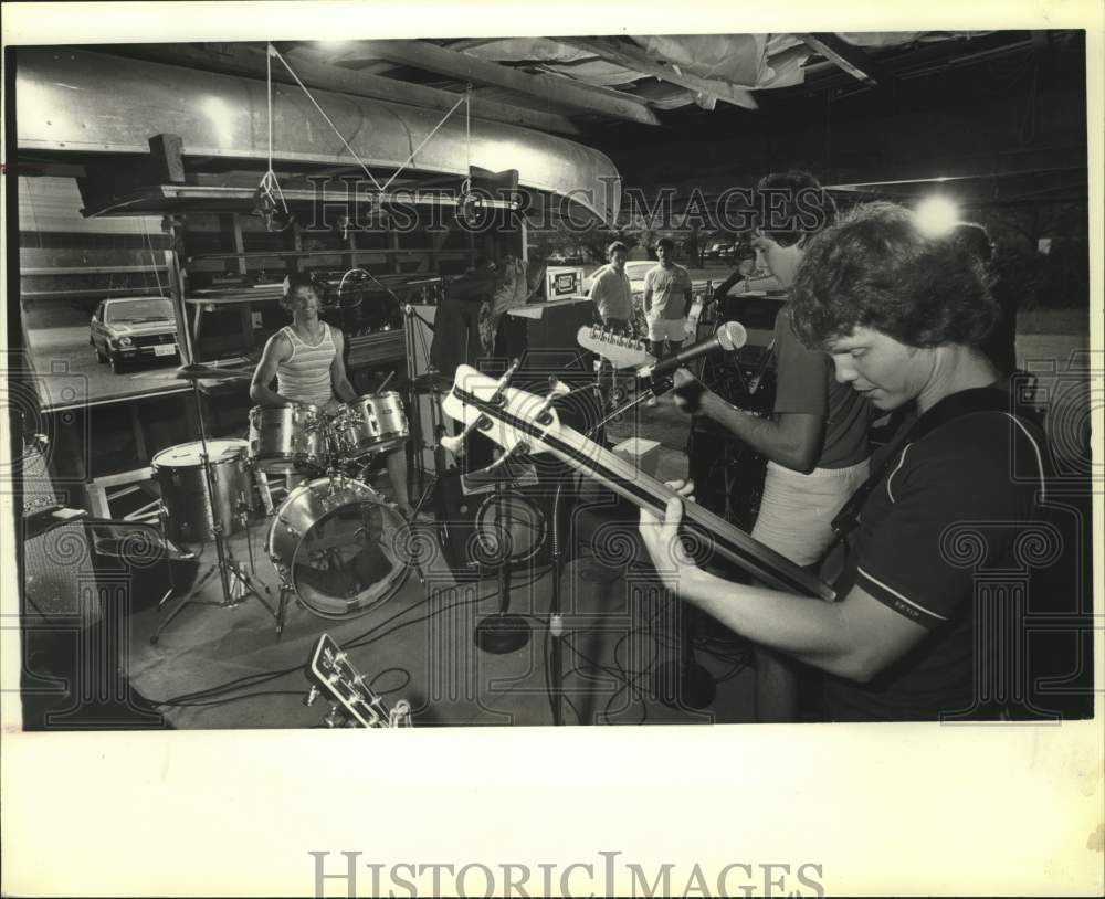 1982 Press Photo Members of The Klocks at rehearsal, Musicians, Entertainers - Historic Images