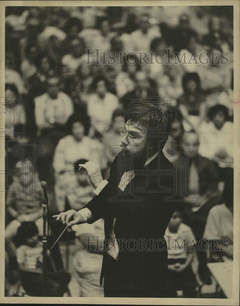1979 Conductor Francois Huybrechts with audience in background - Historic Images