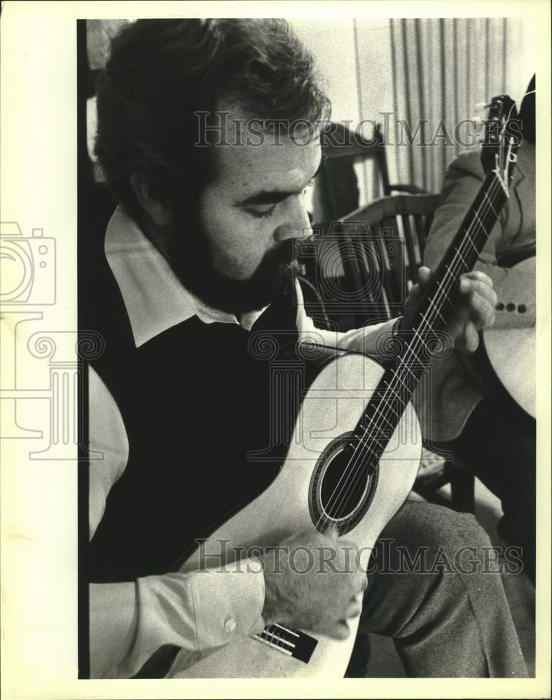 1983 Terry Muska, classical guitarist from San Antonio, Texas. - Historic Images