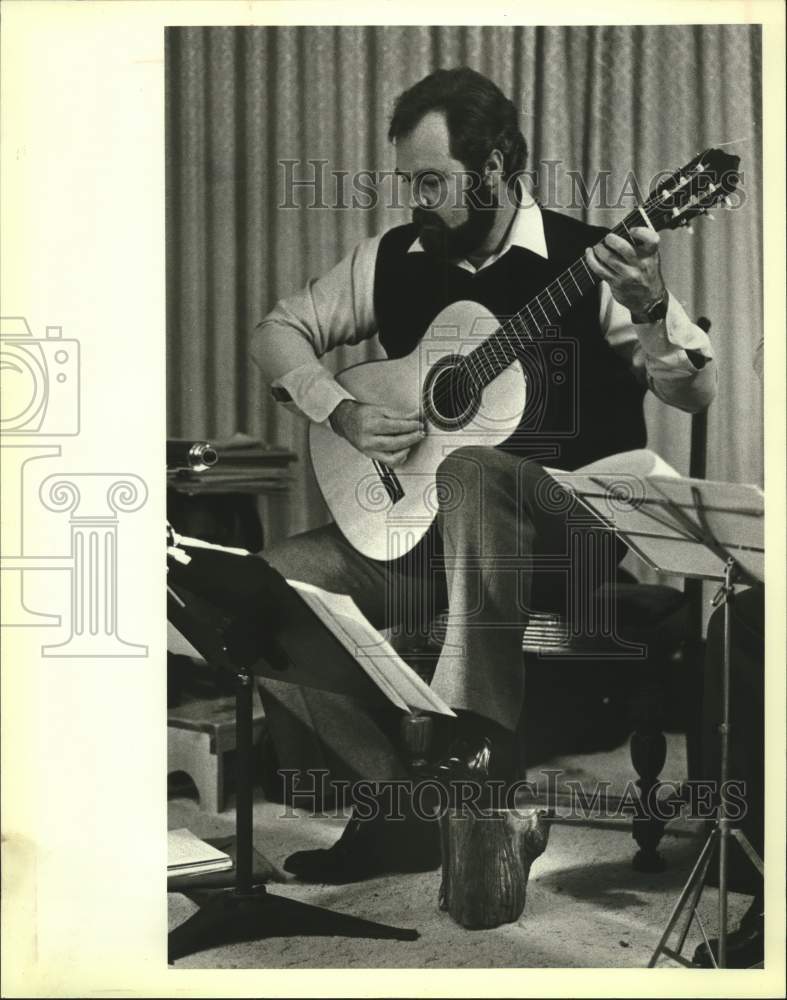 1983 Press Photo Terry Muska, classical guitarist from San Antonio, Texas. - Historic Images