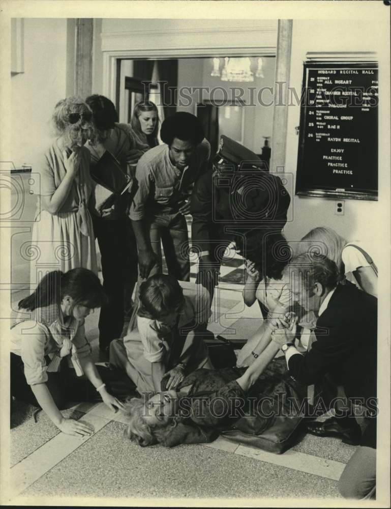 Press Photo Actress Penelope Milford with co-stars in show scene - Historic Images