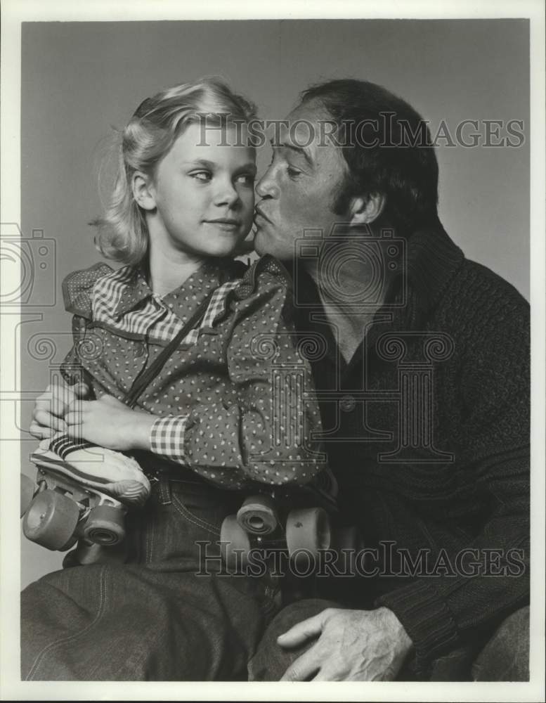 Press Photo Actress Melissa Michaelsen gets kiss from co-star in show portrait - Historic Images