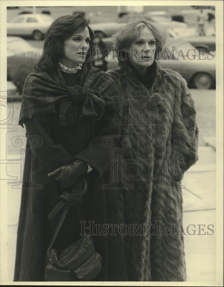 Press Photo Actress Valerie Harper with co-star in show scene - Historic Images