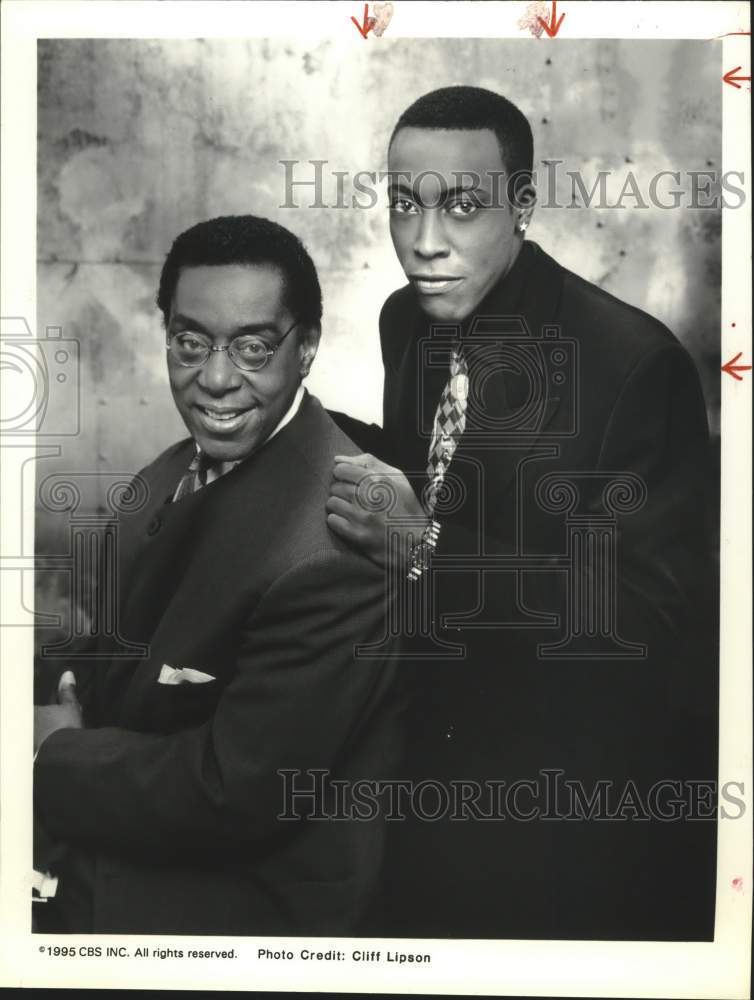 1995 Press Photo Arsenio Hall, Television Host on CBS with guest - Historic Images