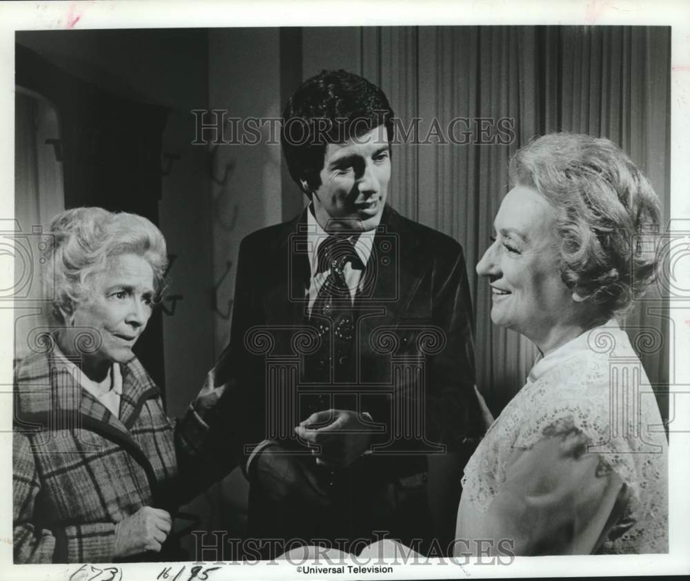 1973 Actresses Helen Hayes, Mildred Natwick with Bert Convy on NBC - Historic Images