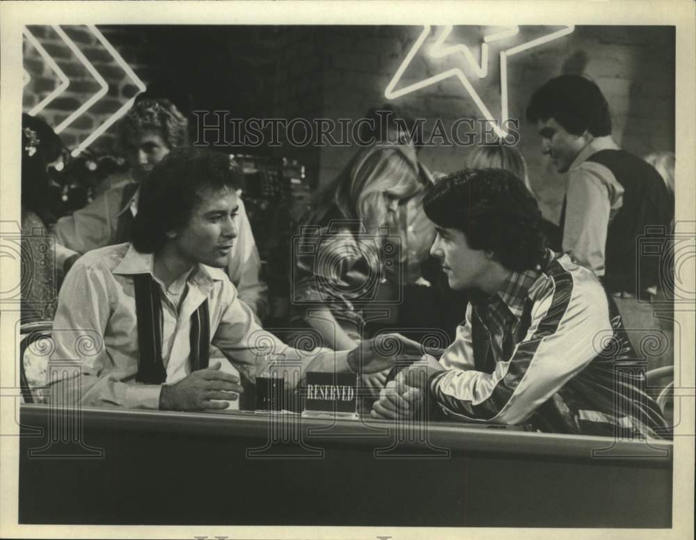 Press Photo Actor David Naughton with co-star in show scene - Historic Images