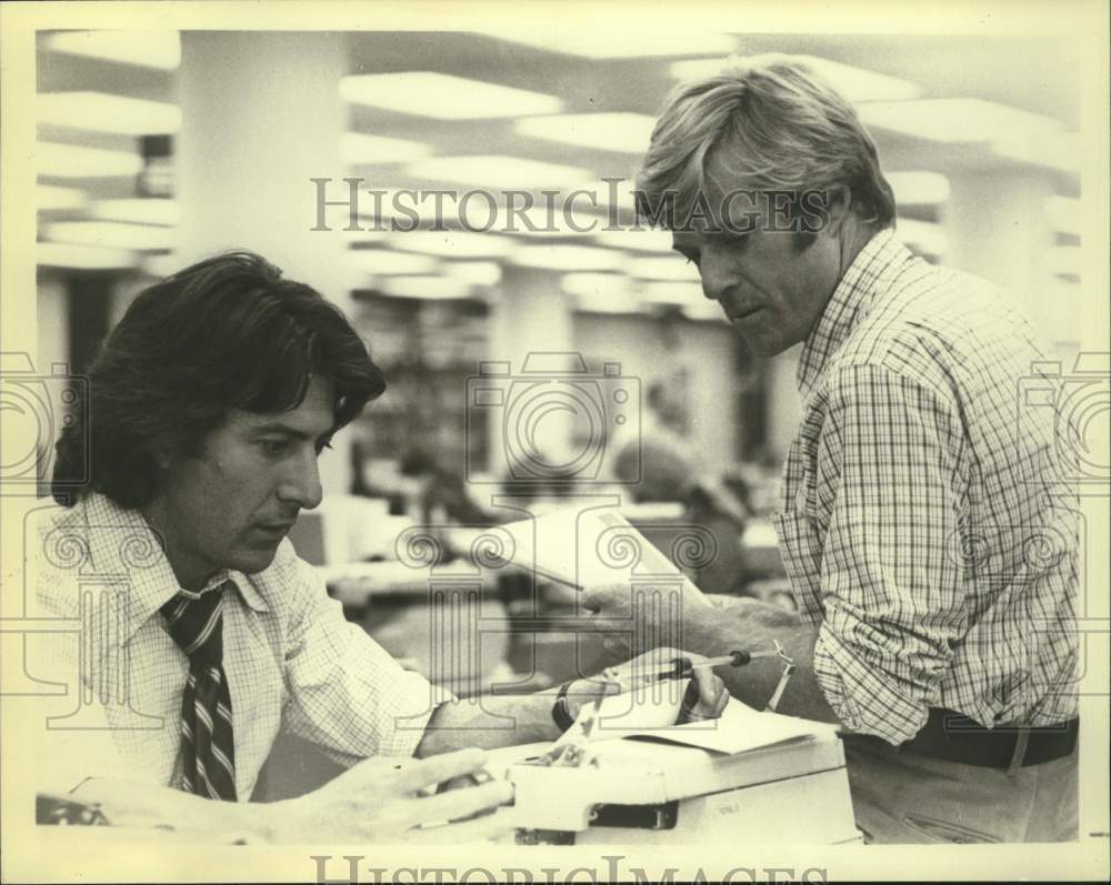 Press Photo Actor Dustin Hoffman with co-star in show office scene - Historic Images