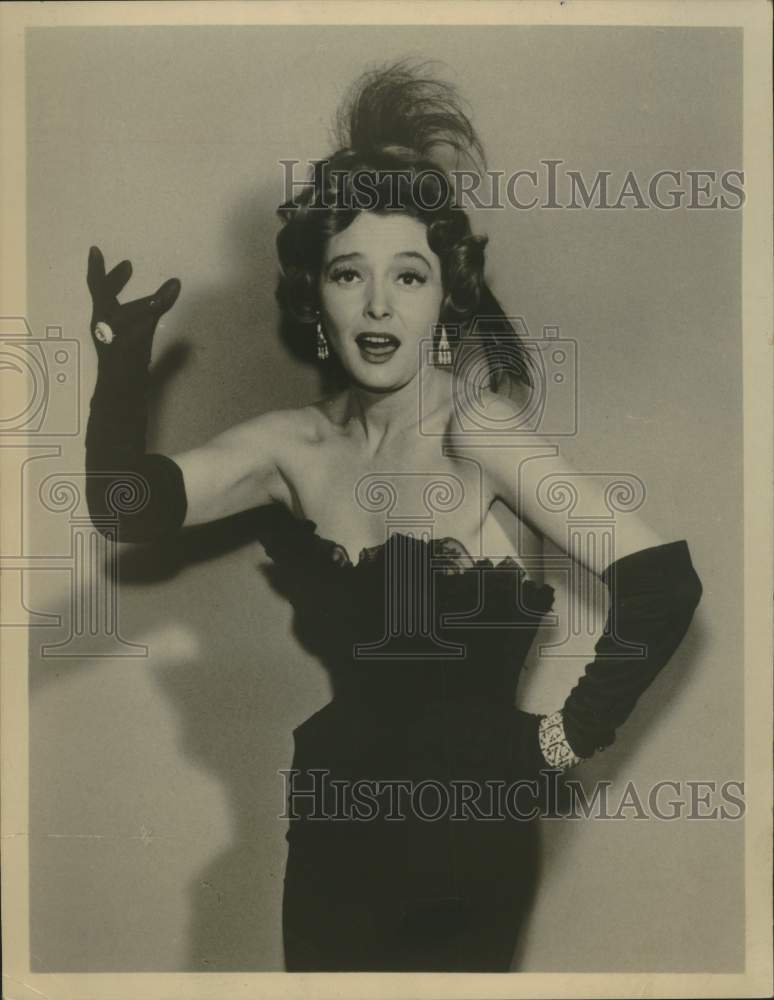 1962 Press Photo Actress Patricia Neal sings in portrait - Historic Images