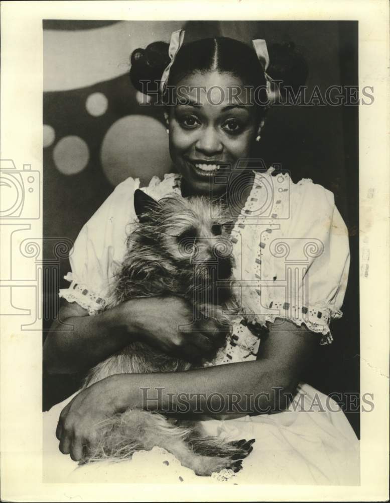 1979 Actress Deborah Malone with dog - Historic Images