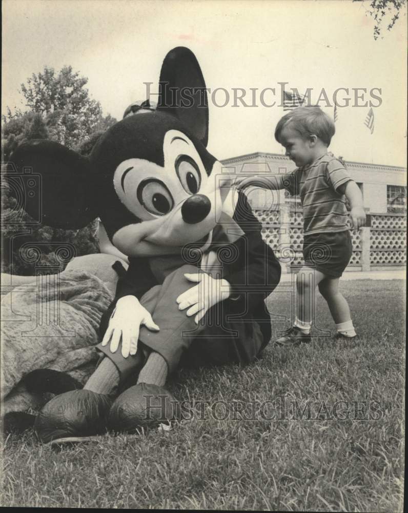 Press Photo Mickey Mouse of Disney on Parade with little boy - Historic Images