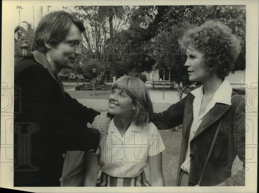 Press Photo Actress Marilyn Mason with co-stars in show scene - Historic Images