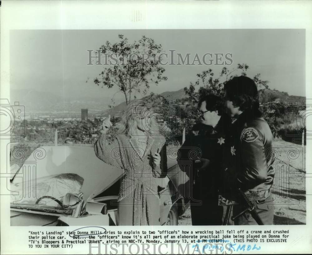 Press Photo Donna Mills & Los Angeles Police on TV's Bloopers & Practical Jokes. - Historic Images