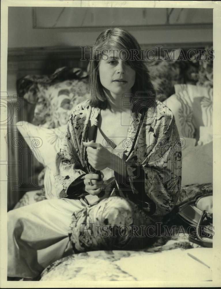 Press Photo Actress Linda Hamilton seated on bed - Historic Images